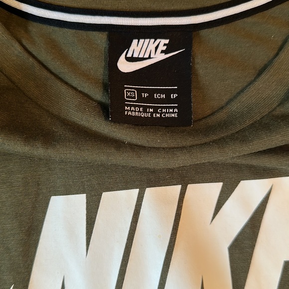 Women’s Nike top size small - Picture 2 of 2